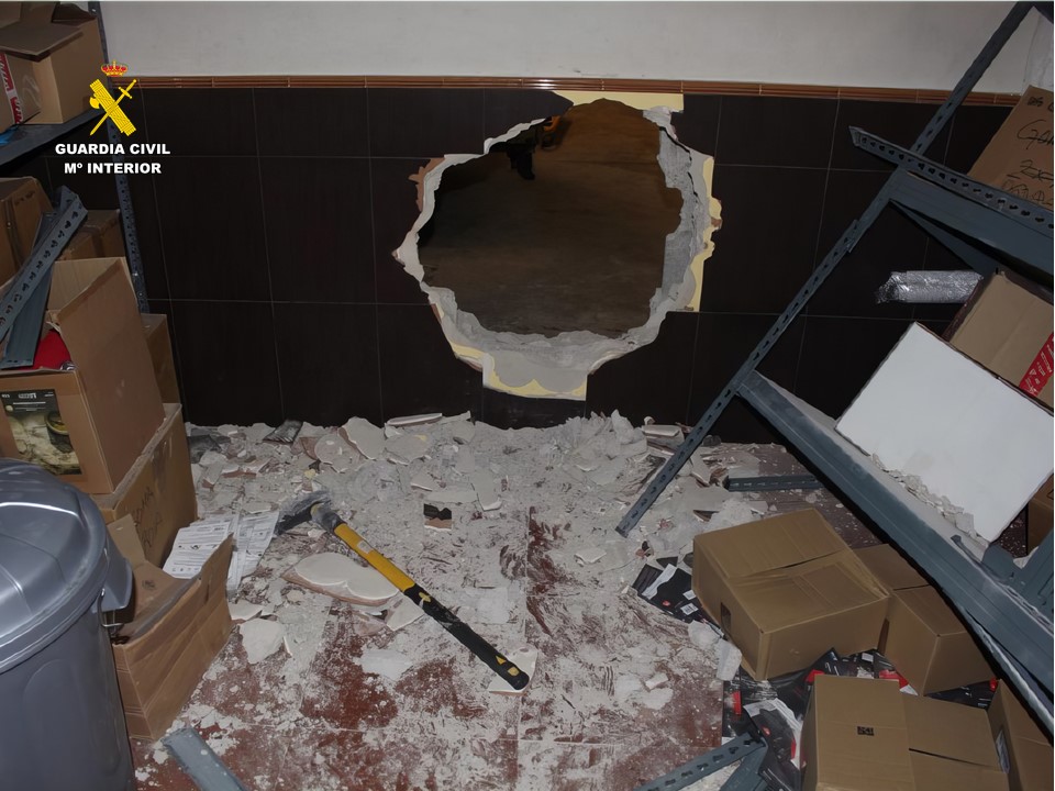 butrón en nave industrial OPC ALICANTE